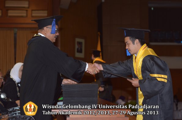 wisuda-unpad-gel-iv-ta-2012_2013-fakultas-isip-oleh-dekan-004