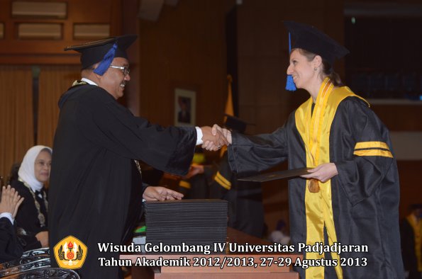 wisuda-unpad-gel-iv-ta-2012_2013-fakultas-isip-oleh-dekan-009