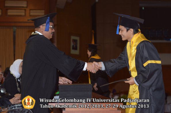 wisuda-unpad-gel-iv-ta-2012_2013-fakultas-isip-oleh-dekan-015