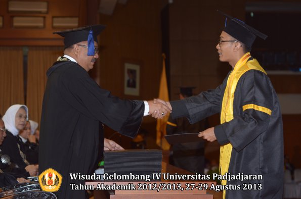 wisuda-unpad-gel-iv-ta-2012_2013-fakultas-isip-oleh-dekan-018