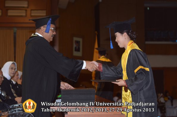 wisuda-unpad-gel-iv-ta-2012_2013-fakultas-isip-oleh-dekan-019