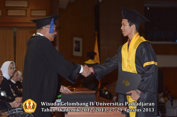 wisuda-unpad-gel-iv-ta-2012_2013-fakultas-isip-oleh-dekan-028