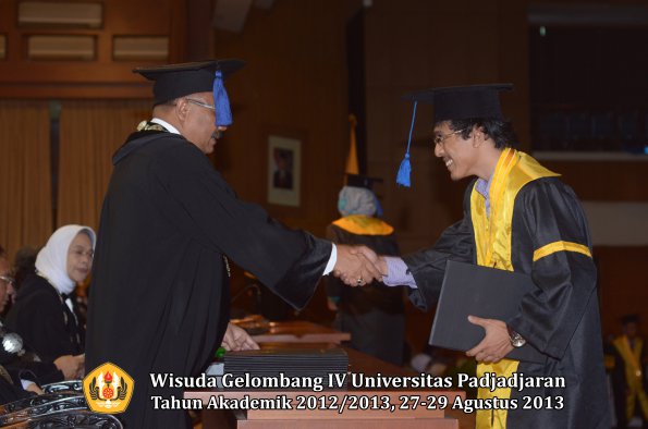 wisuda-unpad-gel-iv-ta-2012_2013-fakultas-isip-oleh-dekan-032