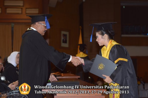 wisuda-unpad-gel-iv-ta-2012_2013-fakultas-isip-oleh-dekan-034