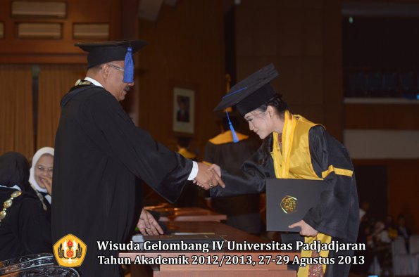 wisuda-unpad-gel-iv-ta-2012_2013-fakultas-isip-oleh-dekan-040