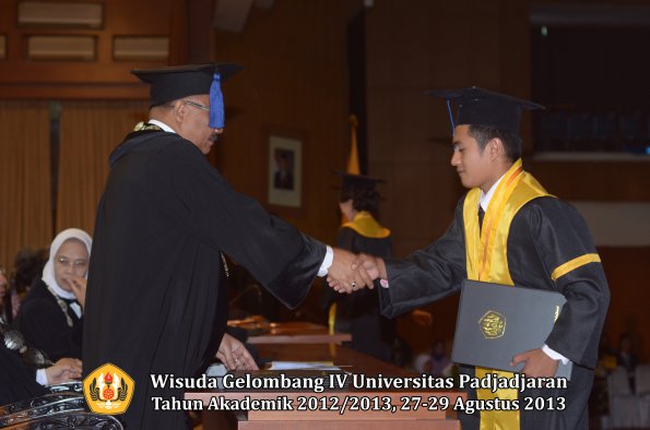 wisuda-unpad-gel-iv-ta-2012_2013-fakultas-isip-oleh-dekan-043