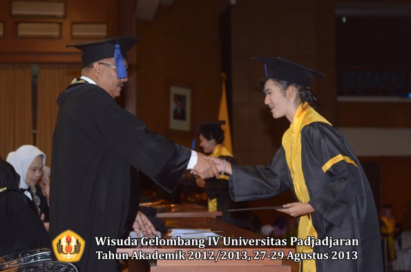 wisuda-unpad-gel-iv-ta-2012_2013-fakultas-isip-oleh-dekan-048