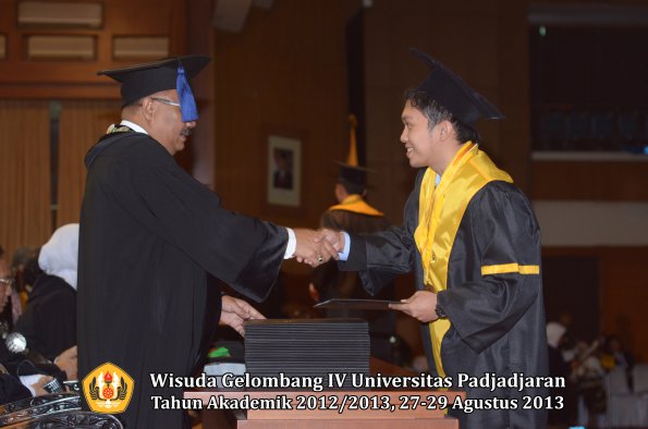 wisuda-unpad-gel-iv-ta-2012_2013-fakultas-isip-oleh-dekan-063