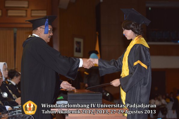 wisuda-unpad-gel-iv-ta-2012_2013-fakultas-isip-oleh-dekan-071