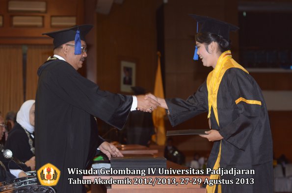 wisuda-unpad-gel-iv-ta-2012_2013-fakultas-isip-oleh-dekan-080