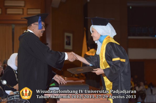 wisuda-unpad-gel-iv-ta-2012_2013-fakultas-isip-oleh-dekan-081