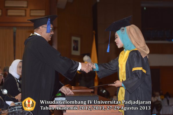 wisuda-unpad-gel-iv-ta-2012_2013-fakultas-isip-oleh-dekan-082