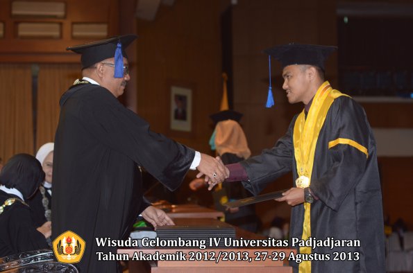 wisuda-unpad-gel-iv-ta-2012_2013-fakultas-isip-oleh-dekan-083