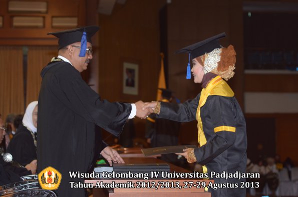 wisuda-unpad-gel-iv-ta-2012_2013-fakultas-isip-oleh-dekan-084