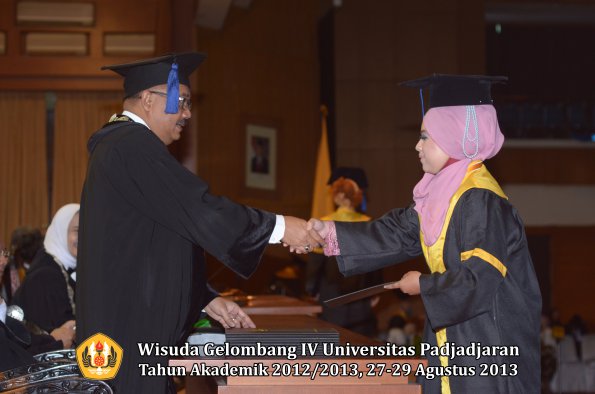 wisuda-unpad-gel-iv-ta-2012_2013-fakultas-isip-oleh-dekan-085