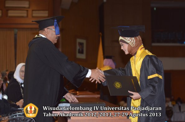 wisuda-unpad-gel-iv-ta-2012_2013-fakultas-isip-oleh-dekan-086