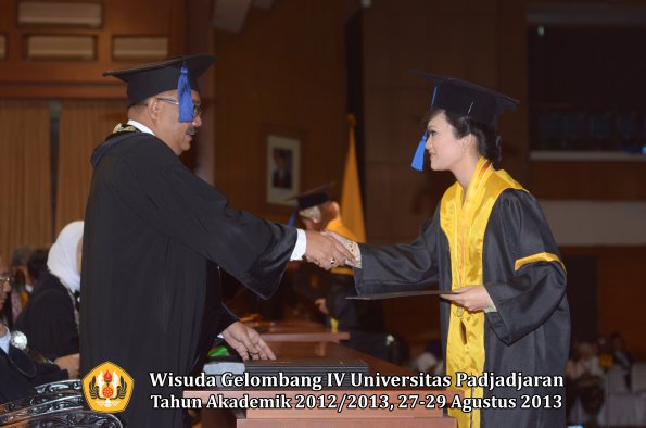 wisuda-unpad-gel-iv-ta-2012_2013-fakultas-isip-oleh-dekan-087