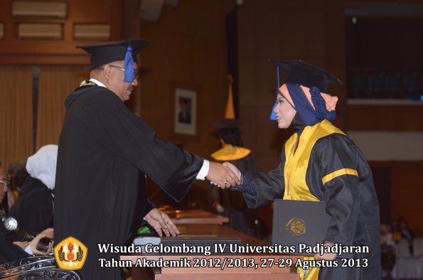 wisuda-unpad-gel-iv-ta-2012_2013-fakultas-isip-oleh-dekan-088