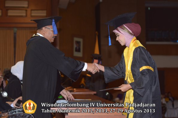 wisuda-unpad-gel-iv-ta-2012_2013-fakultas-isip-oleh-dekan-089