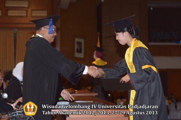 wisuda-unpad-gel-iv-ta-2012_2013-fakultas-isip-oleh-dekan-090