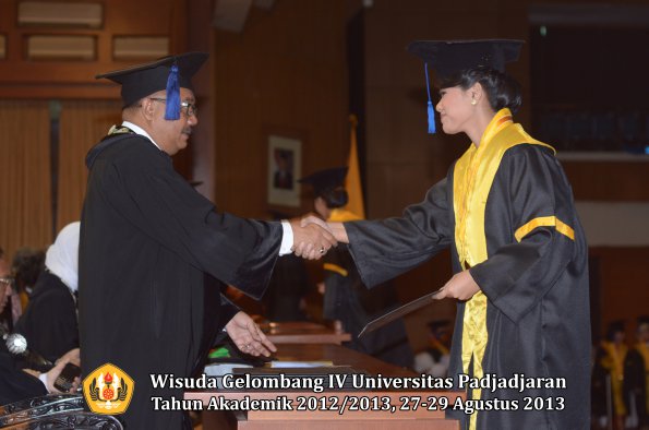 wisuda-unpad-gel-iv-ta-2012_2013-fakultas-isip-oleh-dekan-091