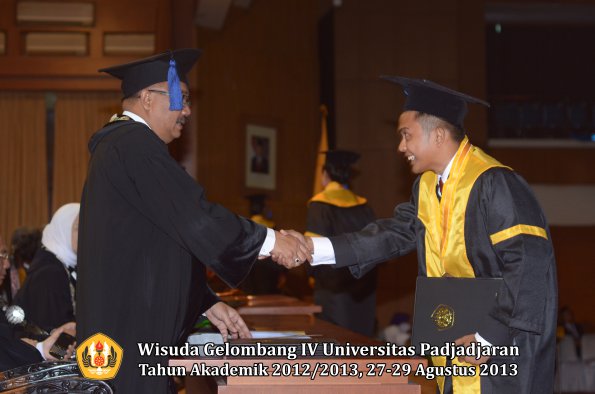 wisuda-unpad-gel-iv-ta-2012_2013-fakultas-isip-oleh-dekan-092