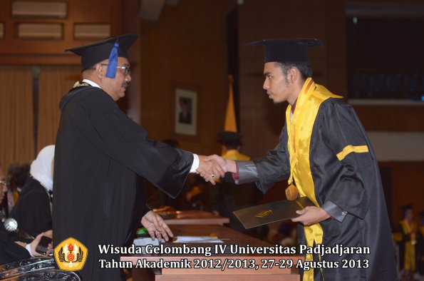 wisuda-unpad-gel-iv-ta-2012_2013-fakultas-isip-oleh-dekan-093