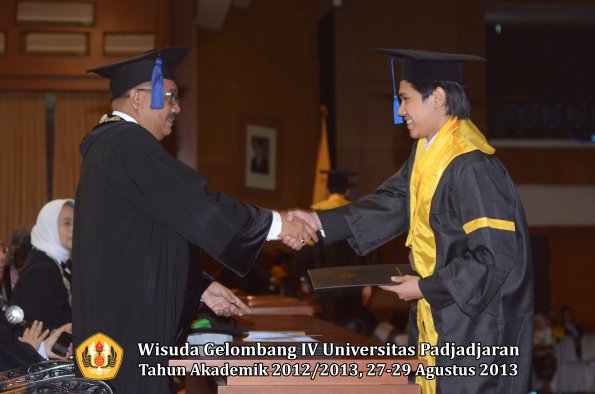 wisuda-unpad-gel-iv-ta-2012_2013-fakultas-isip-oleh-dekan-094