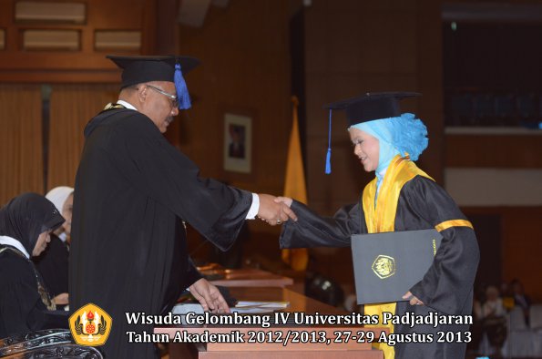 wisuda-unpad-gel-iv-ta-2012_2013-fakultas-isip-oleh-dekan-095