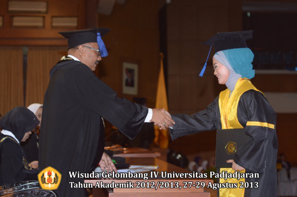 wisuda-unpad-gel-iv-ta-2012_2013-fakultas-isip-oleh-dekan-097