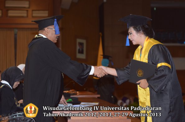 wisuda-unpad-gel-iv-ta-2012_2013-fakultas-isip-oleh-dekan-098