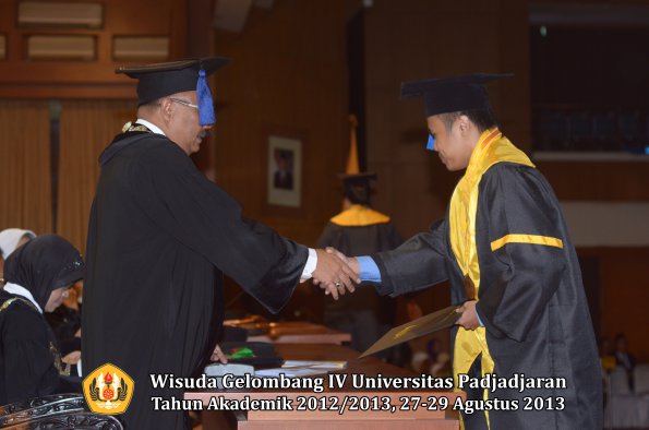 wisuda-unpad-gel-iv-ta-2012_2013-fakultas-isip-oleh-dekan-099