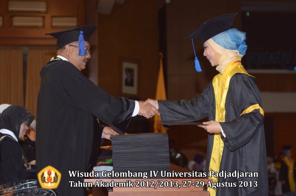 wisuda-unpad-gel-iv-ta-2012_2013-fakultas-isip-oleh-dekan-100