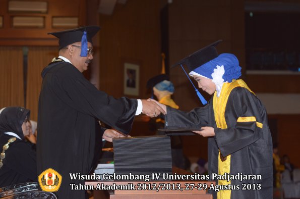 wisuda-unpad-gel-iv-ta-2012_2013-fakultas-isip-oleh-dekan-101