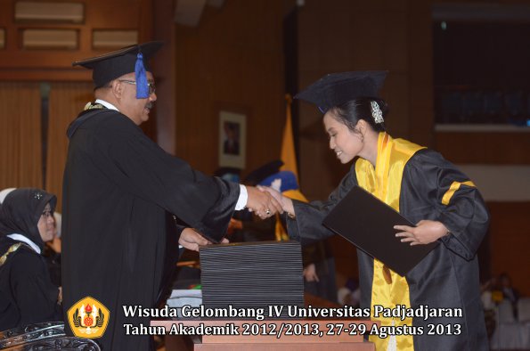 wisuda-unpad-gel-iv-ta-2012_2013-fakultas-isip-oleh-dekan-102