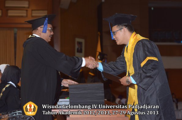 wisuda-unpad-gel-iv-ta-2012_2013-fakultas-isip-oleh-dekan-103