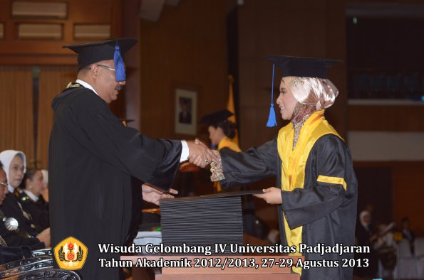 wisuda-unpad-gel-iv-ta-2012_2013-fakultas-isip-oleh-dekan-105