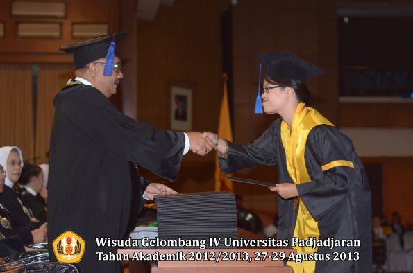 wisuda-unpad-gel-iv-ta-2012_2013-fakultas-isip-oleh-dekan-106