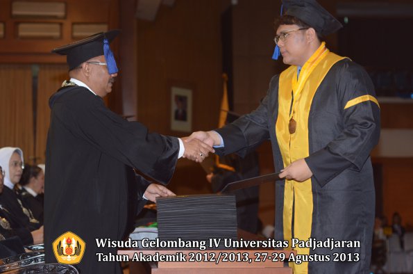 wisuda-unpad-gel-iv-ta-2012_2013-fakultas-isip-oleh-dekan-107