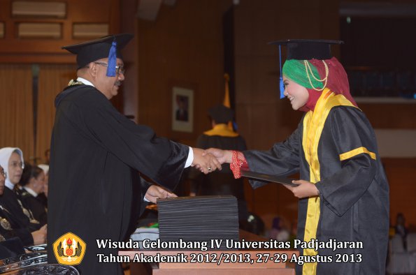 wisuda-unpad-gel-iv-ta-2012_2013-fakultas-isip-oleh-dekan-108