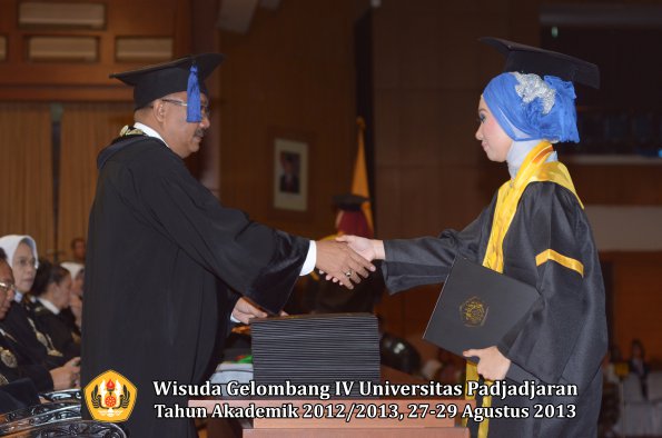 wisuda-unpad-gel-iv-ta-2012_2013-fakultas-isip-oleh-dekan-109