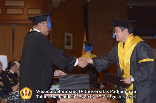 wisuda-unpad-gel-iv-ta-2012_2013-fakultas-isip-oleh-dekan-110