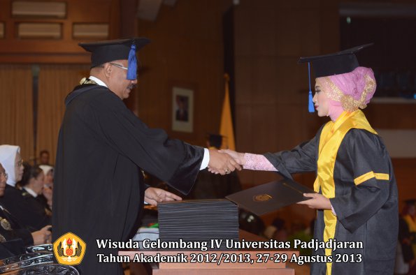 wisuda-unpad-gel-iv-ta-2012_2013-fakultas-isip-oleh-dekan-111