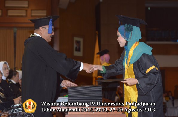 wisuda-unpad-gel-iv-ta-2012_2013-fakultas-isip-oleh-dekan-112