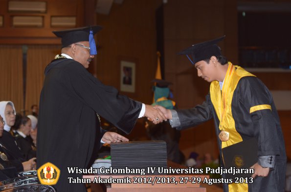 wisuda-unpad-gel-iv-ta-2012_2013-fakultas-isip-oleh-dekan-113