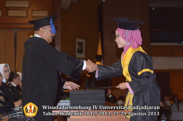 wisuda-unpad-gel-iv-ta-2012_2013-fakultas-isip-oleh-dekan-114