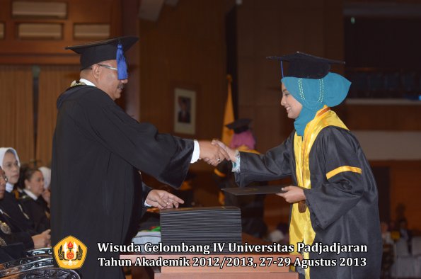 wisuda-unpad-gel-iv-ta-2012_2013-fakultas-isip-oleh-dekan-115