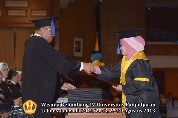 wisuda-unpad-gel-iv-ta-2012_2013-fakultas-isip-oleh-dekan-116