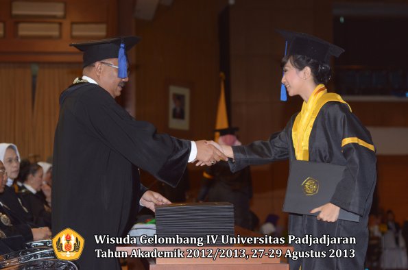 wisuda-unpad-gel-iv-ta-2012_2013-fakultas-isip-oleh-dekan-117