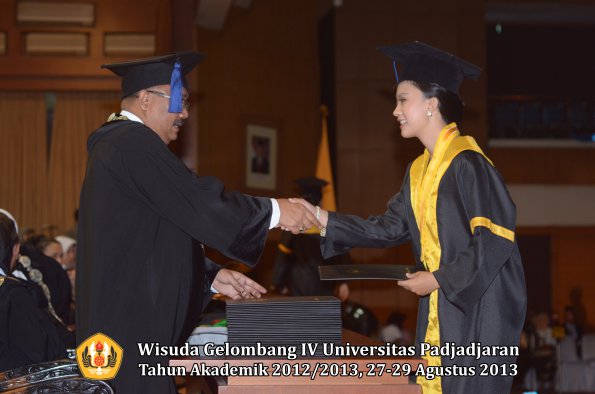 wisuda-unpad-gel-iv-ta-2012_2013-fakultas-isip-oleh-dekan-118